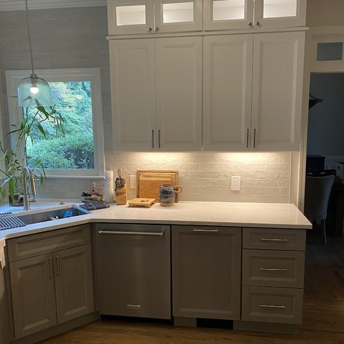 Trendy kitchen remodel by Bridgeport Carpets in Alpharetta, GA