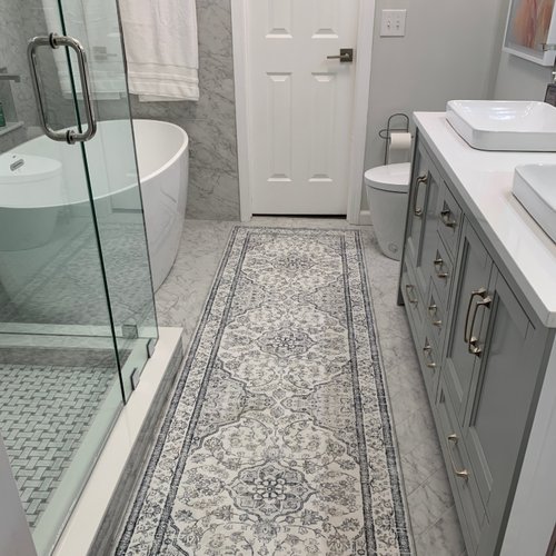 Oriental style area rug in an Alpharetta bathroom