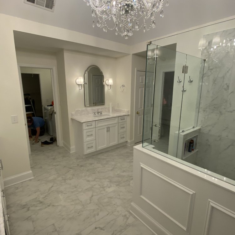 Marble floors and a crystal chandelier in a bathroom