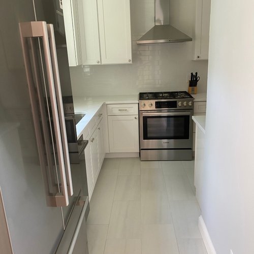 White subway tile backsplash and cabinetry in Alpharetta